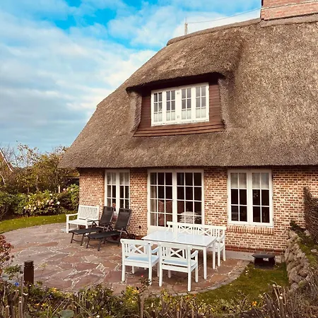 Hiidhüüs Unter Reet Mit Sauna * Wenningstedt-Braderup