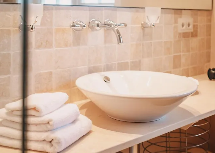 Hiidhueues Unter Reet Mit Sauna *