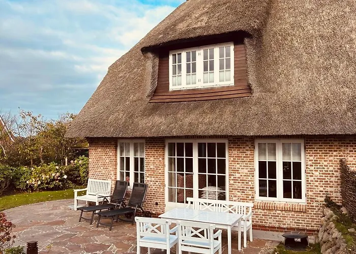 Hiidhueues Unter Reet Mit Sauna * Wenningstedt-Braderup (Sylt)
